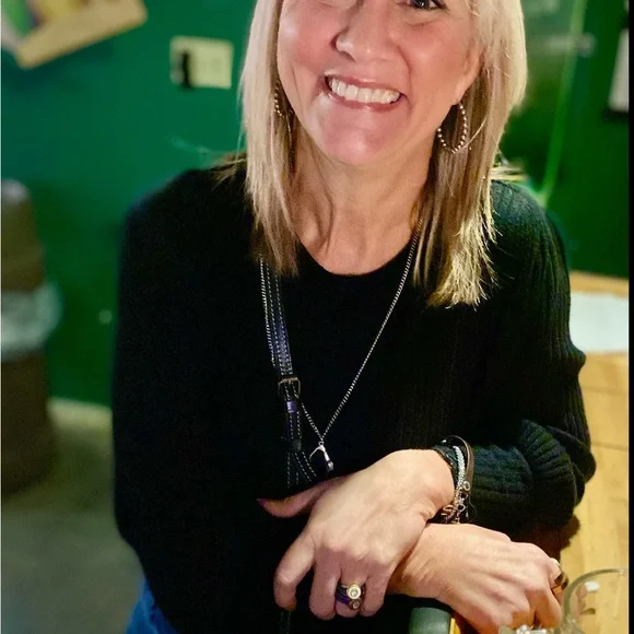 🙋‍♀️ WELCOME! 🛍️ Please save my closet. - Picture 4 of 6